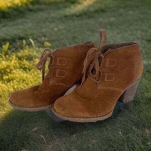 Size 7 Clarks Women’s Heeled Brown Cognac Suede Ankle Boots Spring Shoes Booties